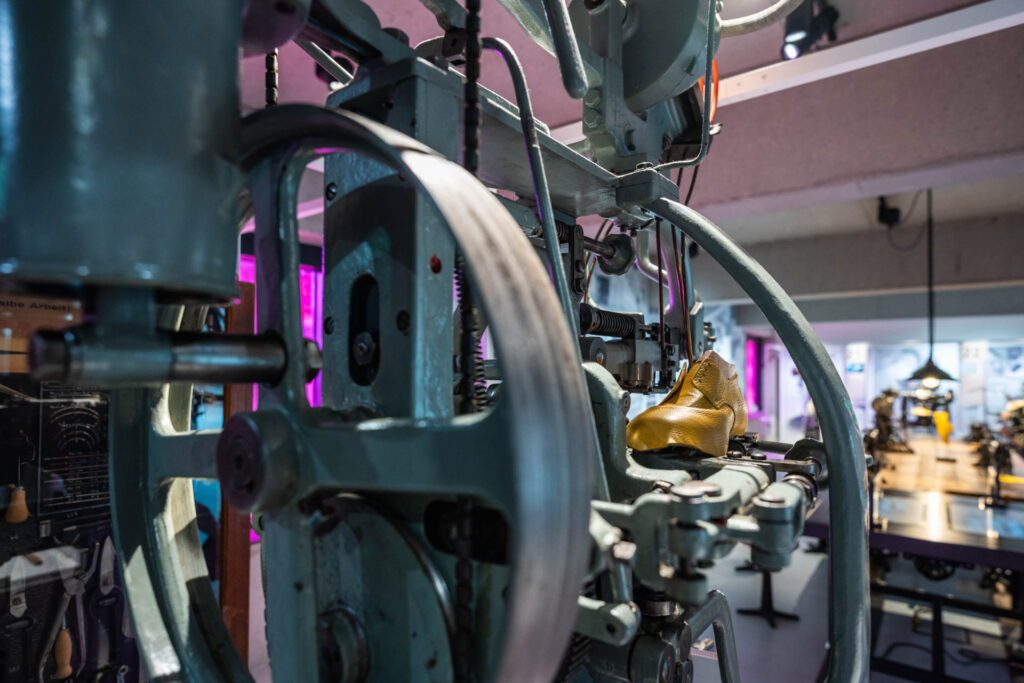 Het Schoenenkwartier is een nieuw museum en kenniscentrum, in een fraai gerenoveerd rijksmonument uit de jaren dertig, aan het Raadhuisplein in Waalwijk, over de leer- en schoenenindustrie. 