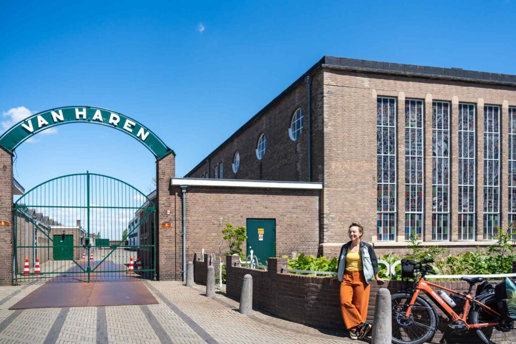 Fietser bij de voormalige fabriek van Van Haren aan het Hoogeinde in Waalwijk