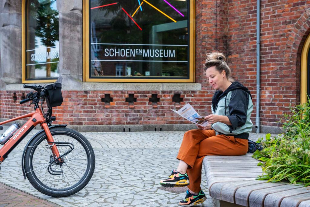 Fietser bij het Schoenenmuseum