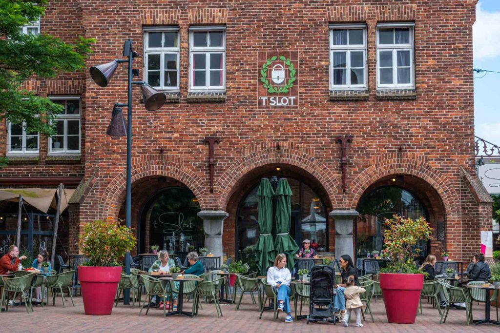 Lunchrestaurant 't Slot ligt aan het Raadhuisplein in Waalwijk en heeft een uitgebreide glutenvrije kaart