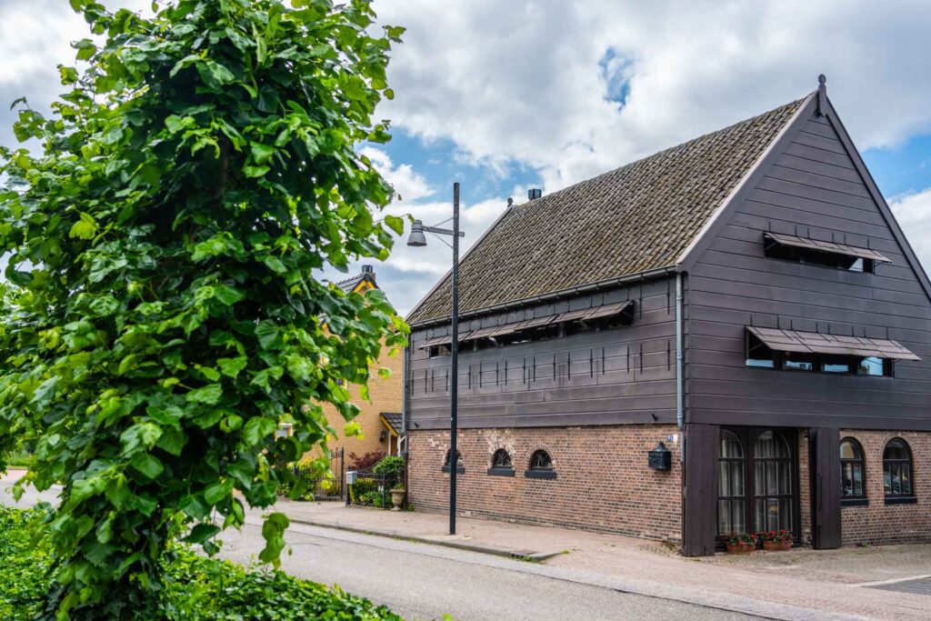 Dit woonhuis in Sprang-Capelle was vroeger een looischuur, te herkennen aan zijn ventilatie-luiken.