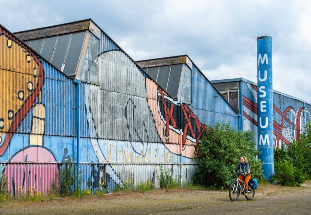 Een fietser rijdt langs het voormalige schoenenmuseum aan de Elzenweg in Waalwijk 