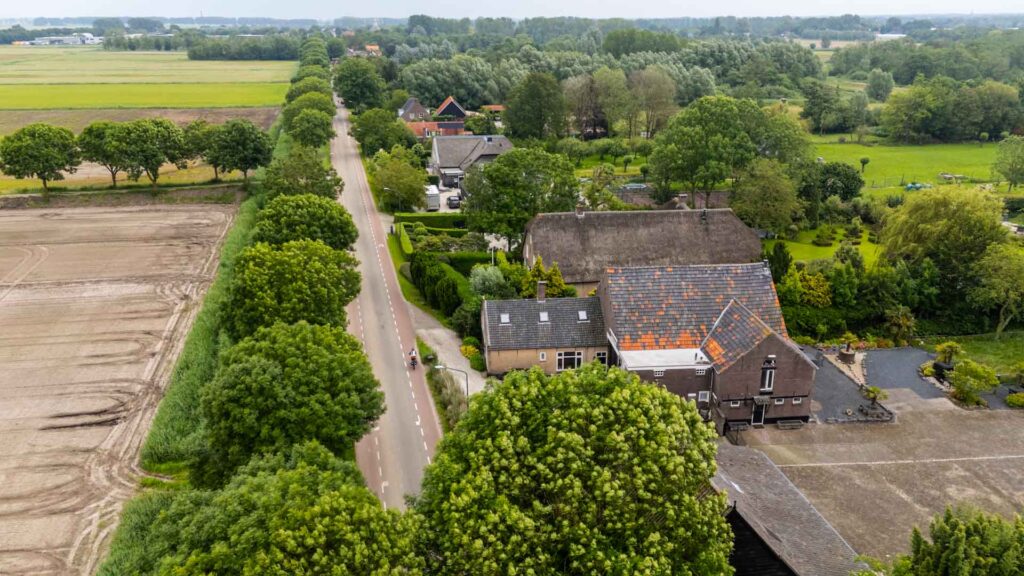 Fietsen tussen de boerderijen in het Slangenlandschap