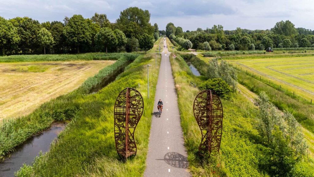 Het Halve Zolenpad is een fietspad van Raamsdonksveer naar 's-Hertogenbosch, over een oude spoorbaan.