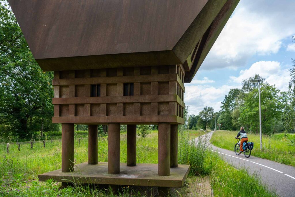 Kunstwerk Het Koffijhuis van de Arnhemse kunstenaar Marcel Smink op het Halve Zolenpad in Waalwijk