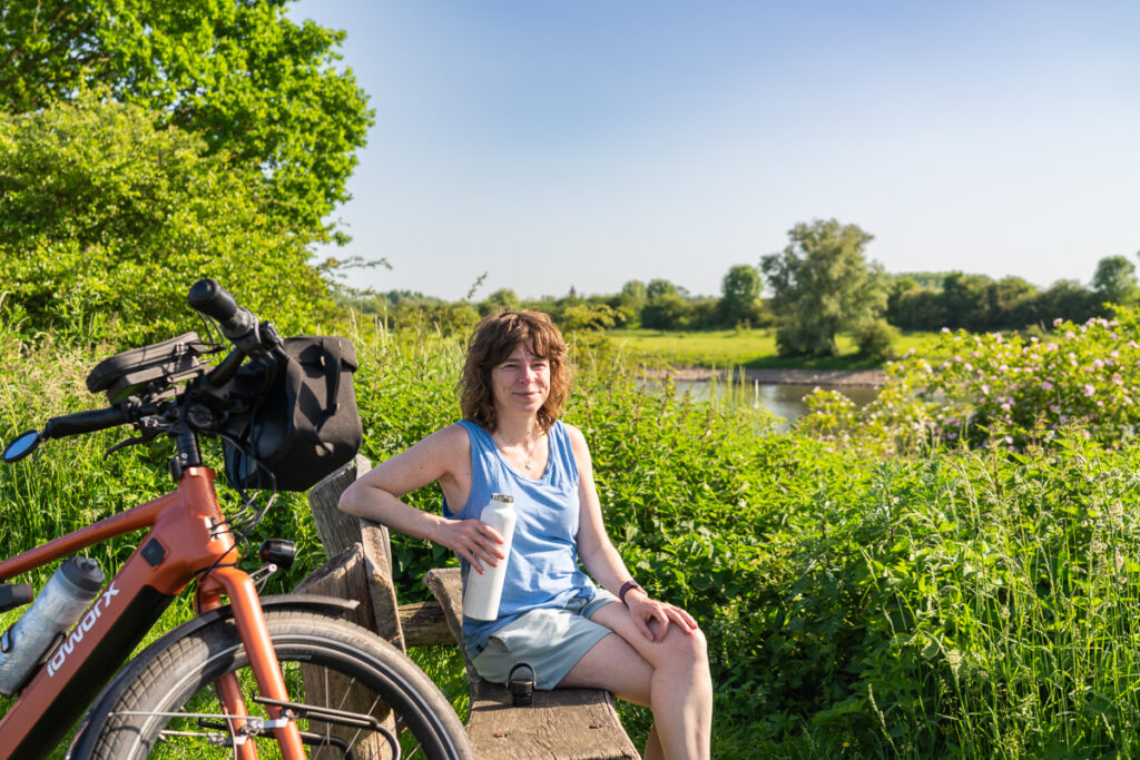 Fietser geniet van het uitzicht over de IJssel
