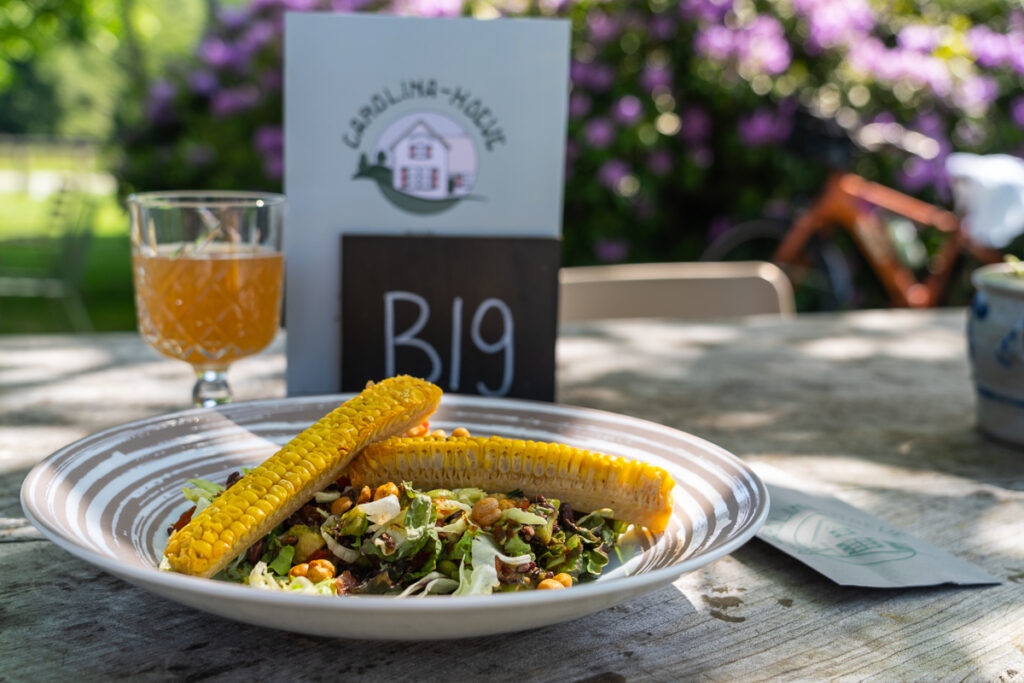 Een heerlijke salade bij De Carolinahoeve