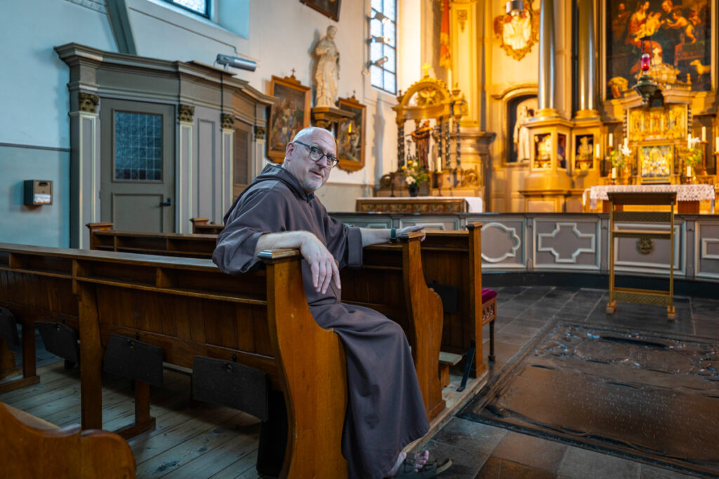 Broeder Christophorus Goedereis in de kapel van het Emmausklooster