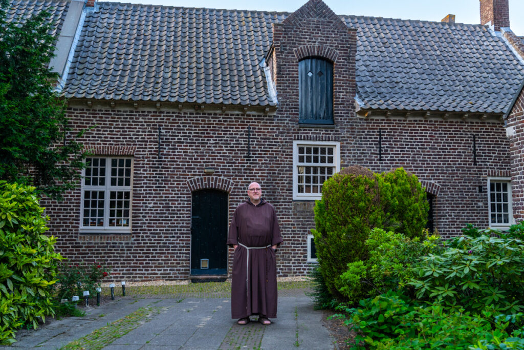 Broeder Christophorus Goedereis op het terrein van het Emmausklooster