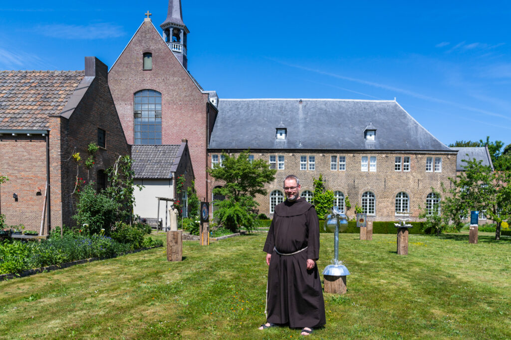 Broeder Jan ter Maat bij het franciscanenklooster in Megen