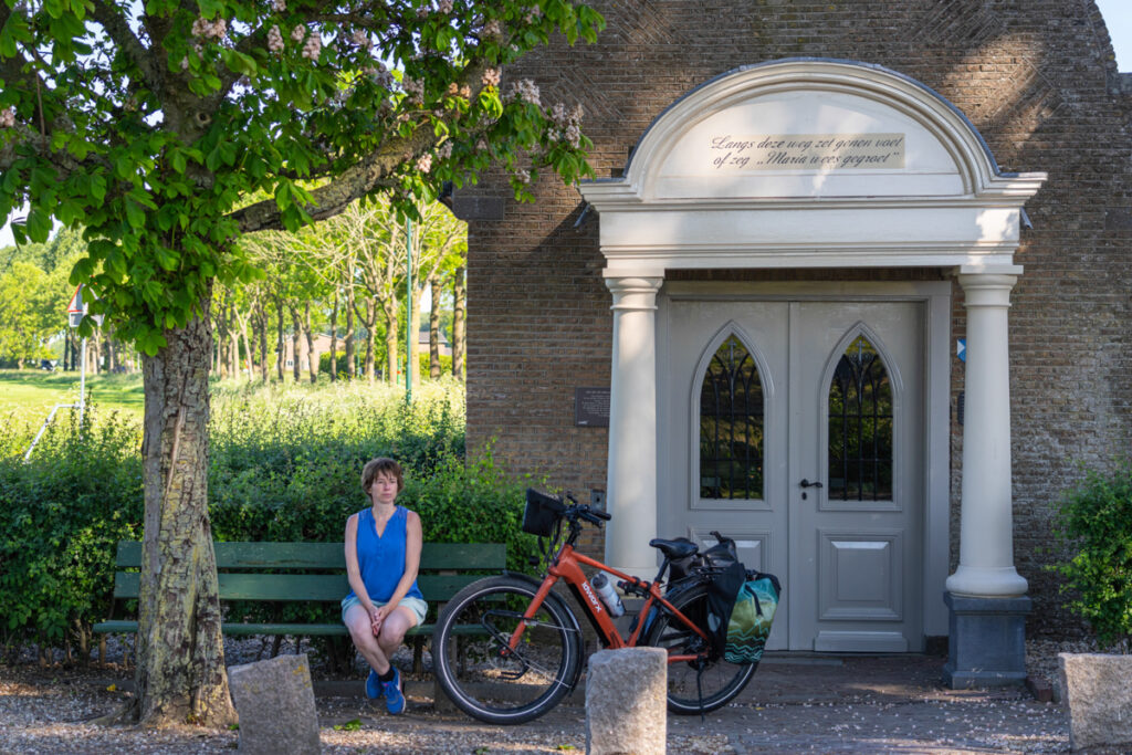 Fietser bij Kapel der Zeven Weeën