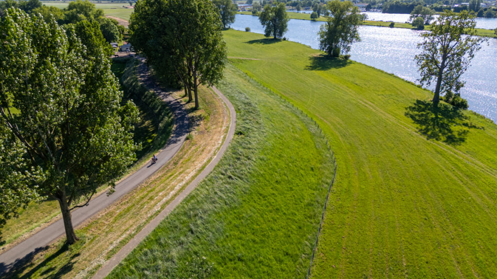 Fietsen langs de Maas (vlak bij Ravenstein)