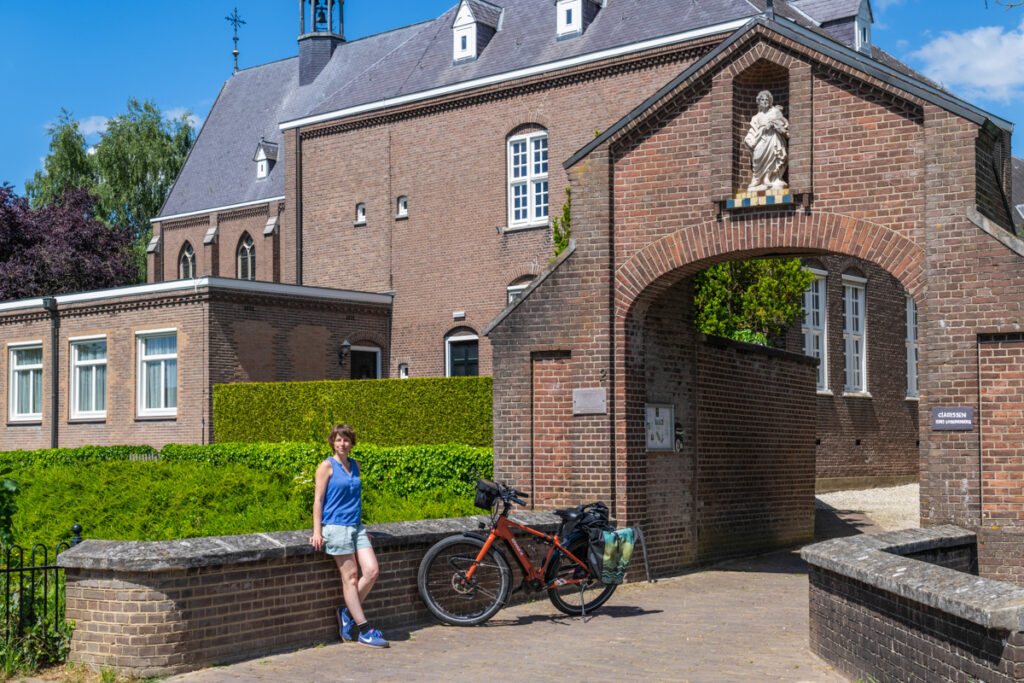 Fietser (Jessica) bij het Clarissenklooster Sint-Josephsberg in Megen