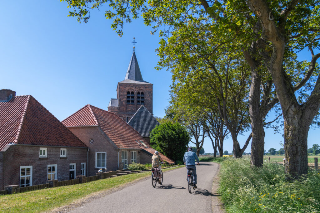 Fietsers bij het dorp Dieden
