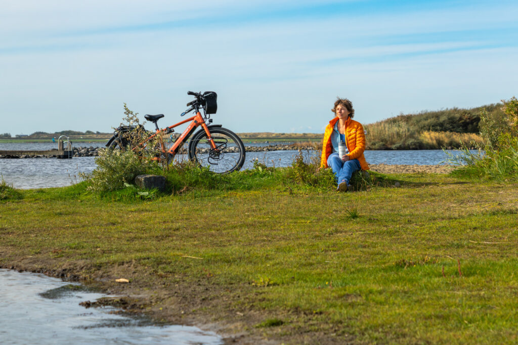 Fietser kijkt uit over het Grevelingenmeer (Kabbelaarsbank)