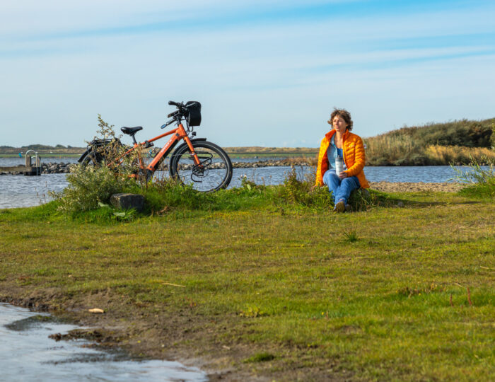 Fietser kijkt uit over het Grevelingenmeer (Kabbelaarsbank)